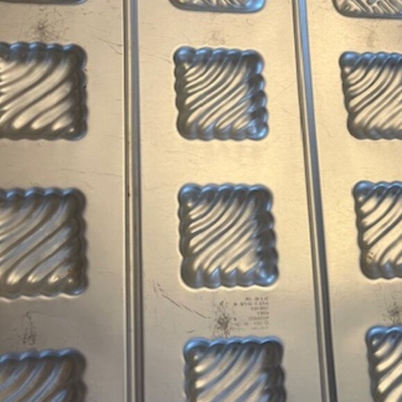 Vintage 5 Wilton Chocolate molds - Picture 7 of 8